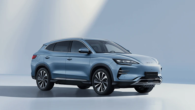 BYD Tang SUV sobre fondo claro.