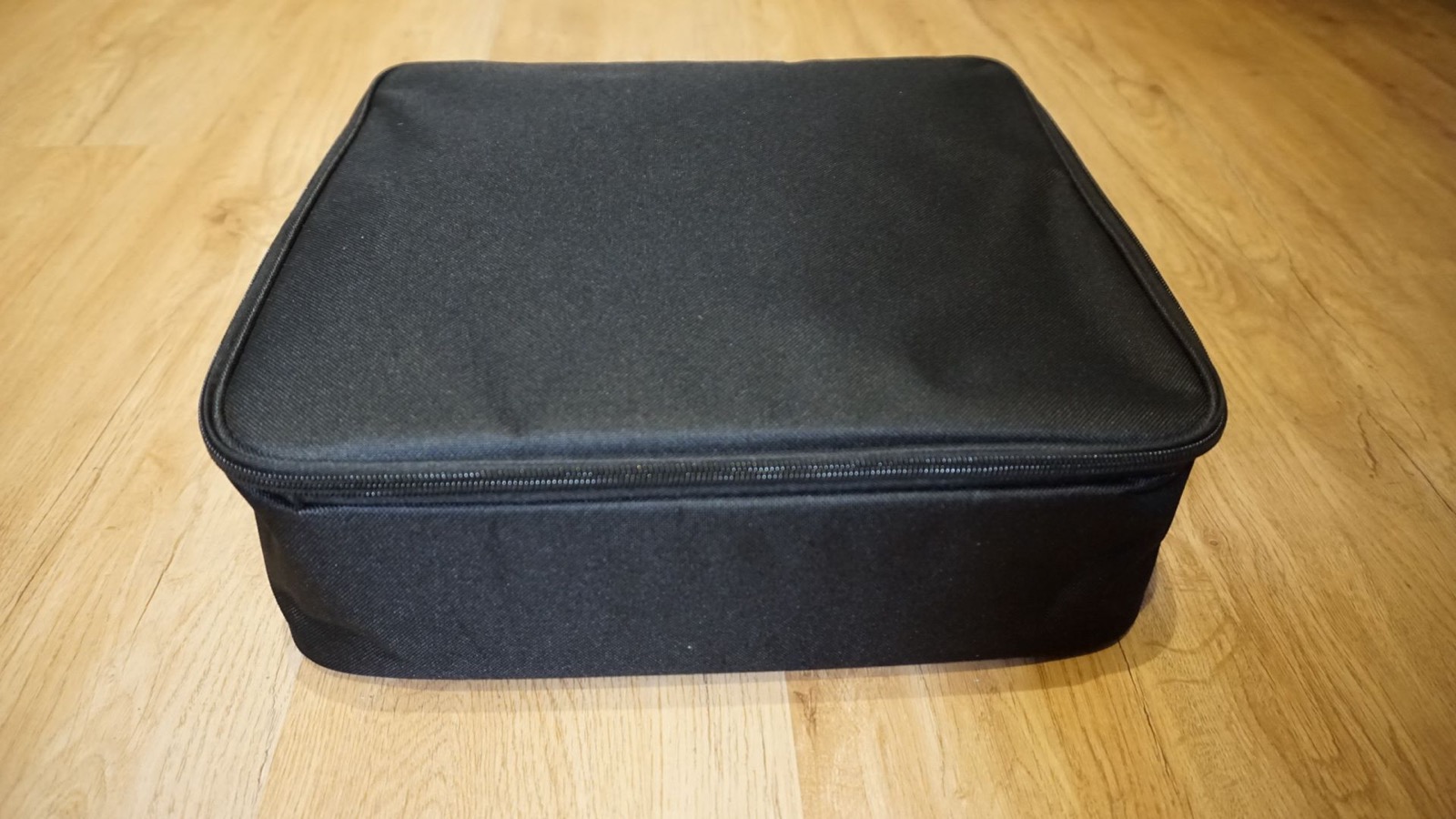 Bolso de transporte cerrado incluido con el cargador portátil Alectra.