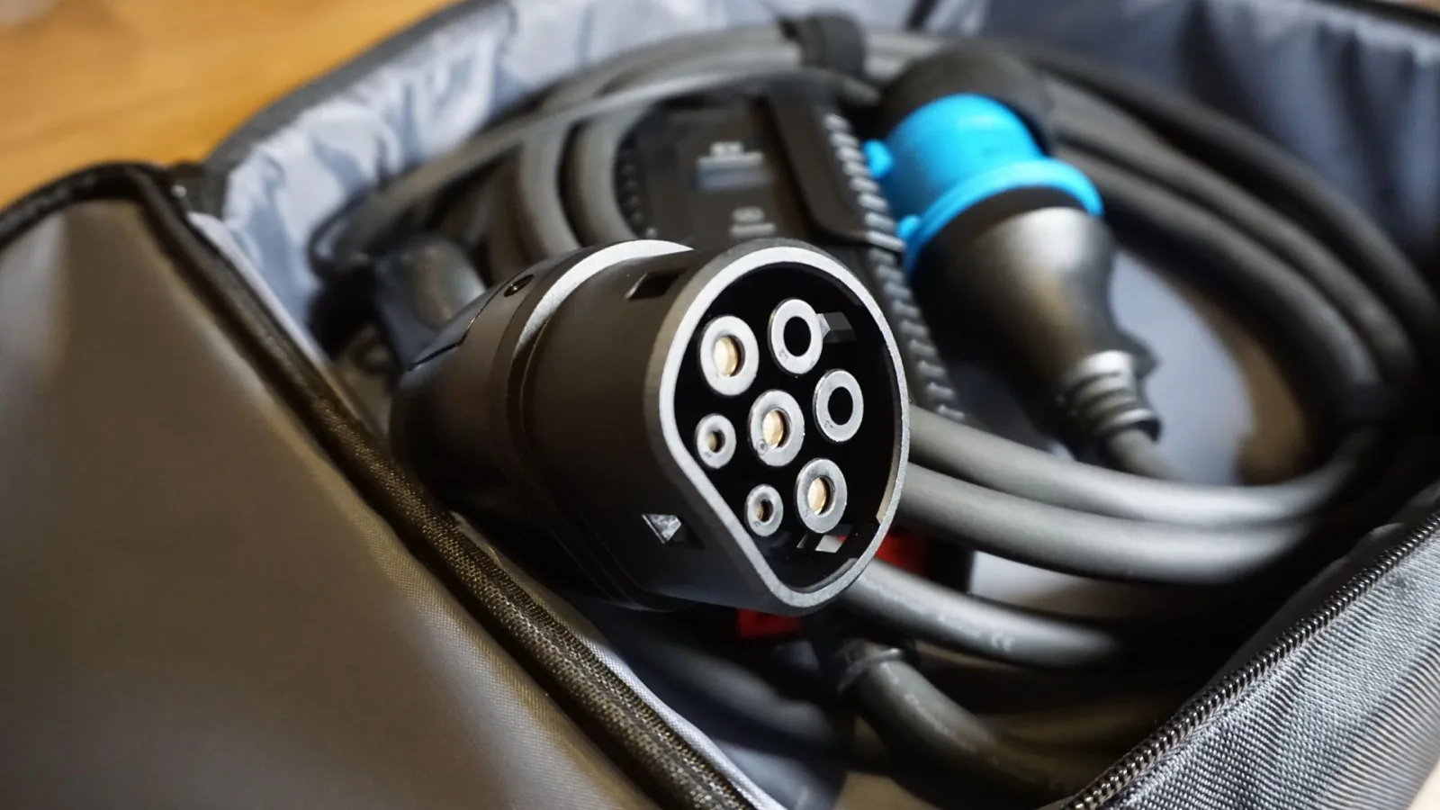 Cargador portátil Alectra con conector Tipo 2 y bolso de transporte.