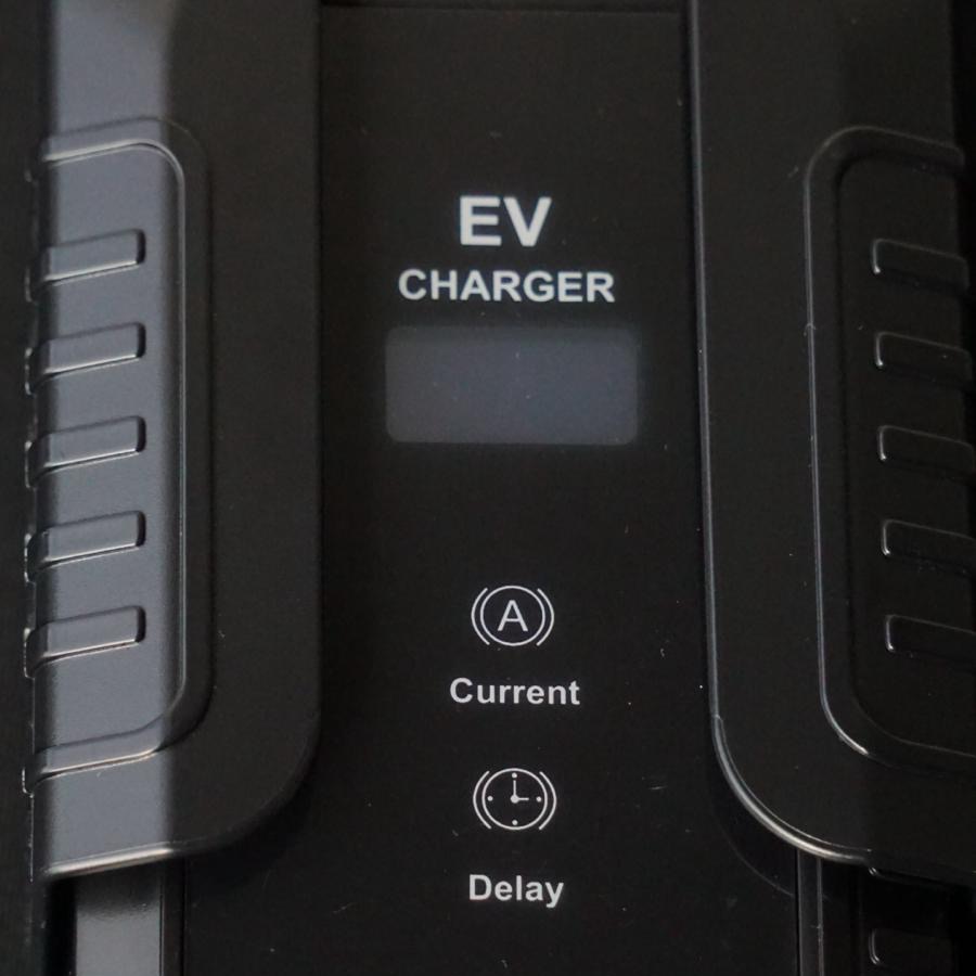 Panel del cargador portatil Alectra con pantalla LCD, botones de corriente y delay.