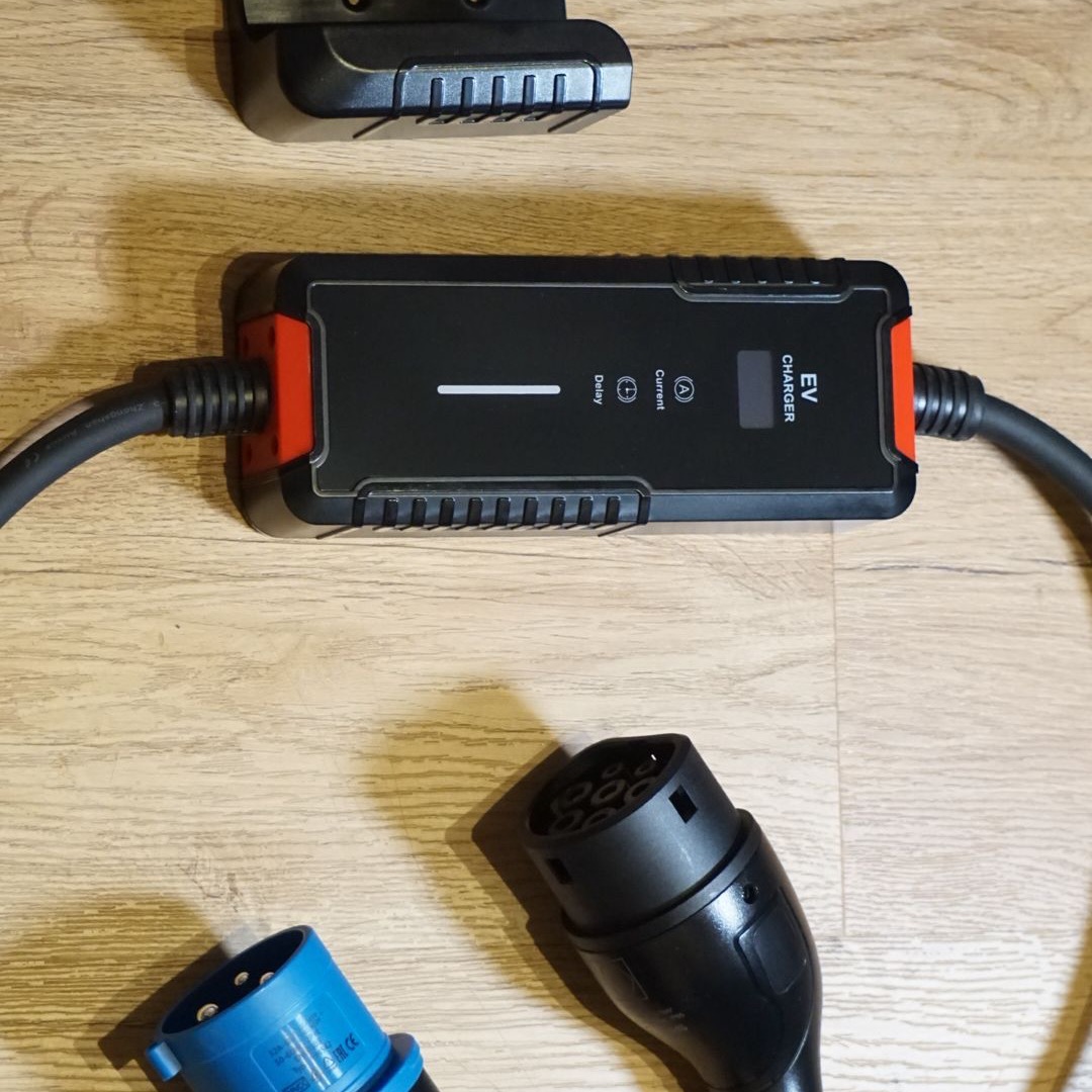Accesorios incluidos con el cargador portátil Alectra.