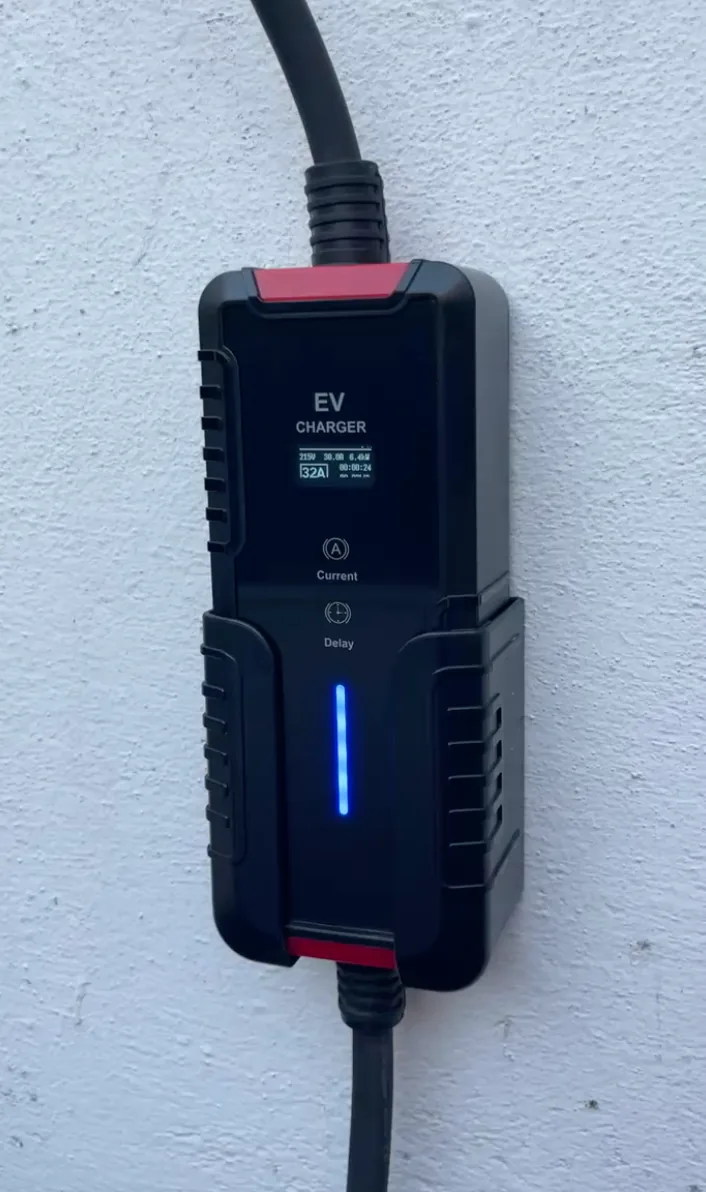Cargador portátil Alectra instalado verticalmente en una pared