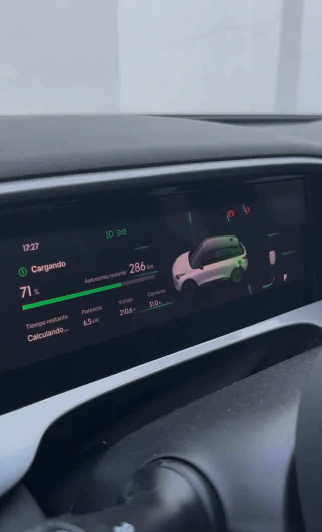 Tablero de auto eléctrico durante una carga real a 6,5 kW