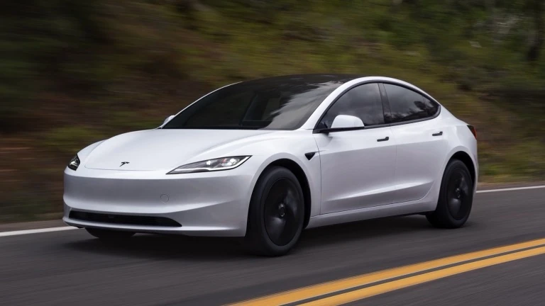 Tesla Model 3 circulando por una ruta.